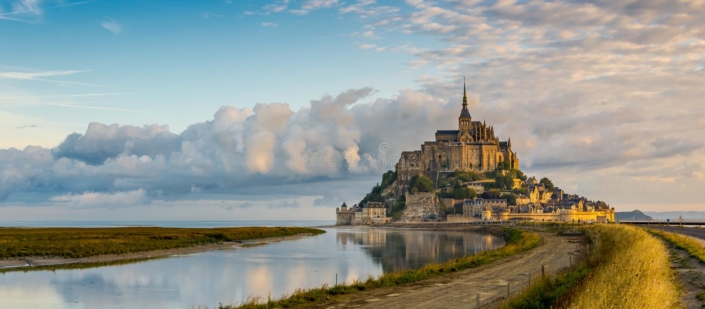 vue-panoramique-au-matin-mont-saint-michel-45116459